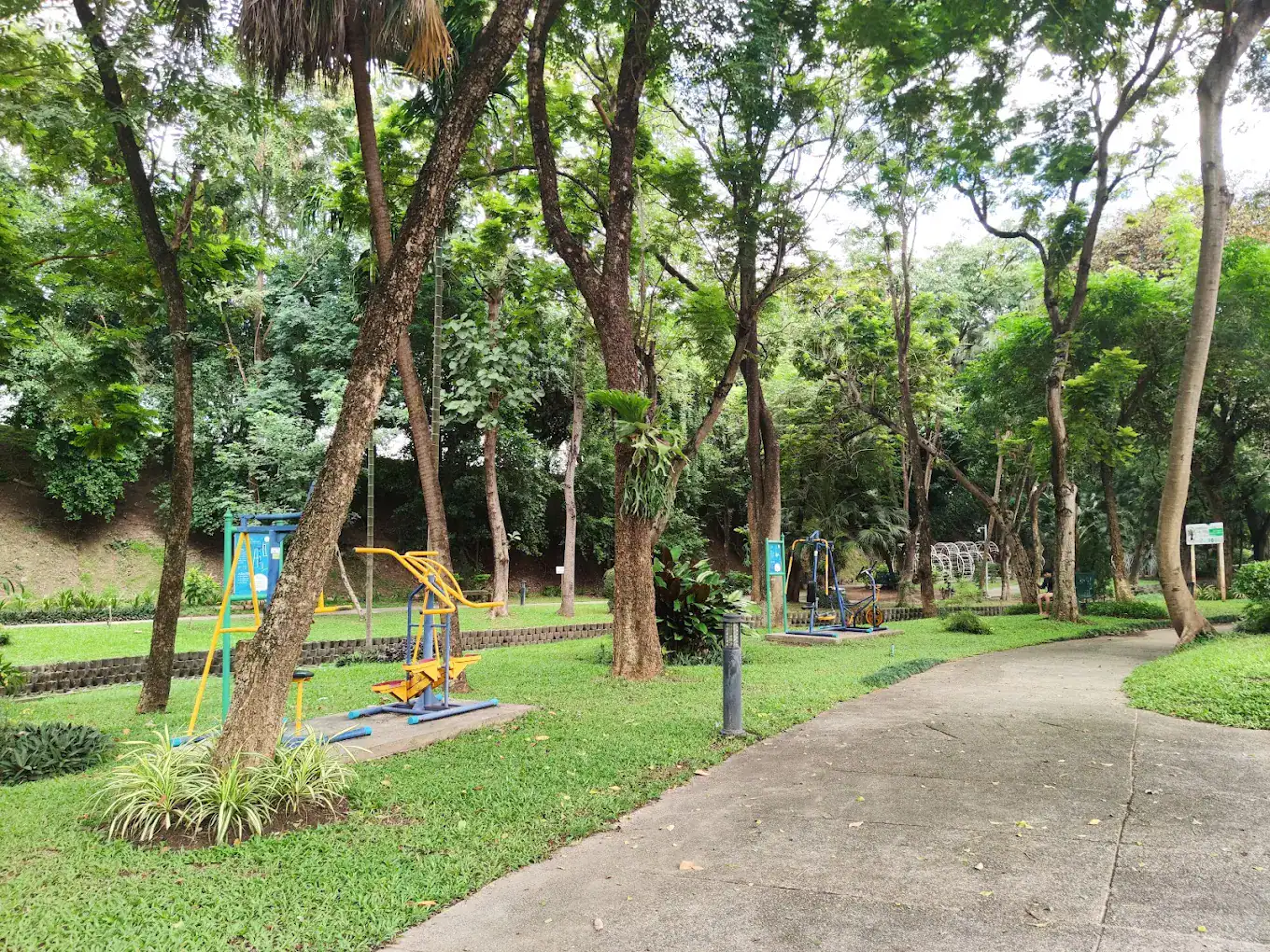 Kanchanaphisek Park